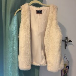 White faux fur vest size L